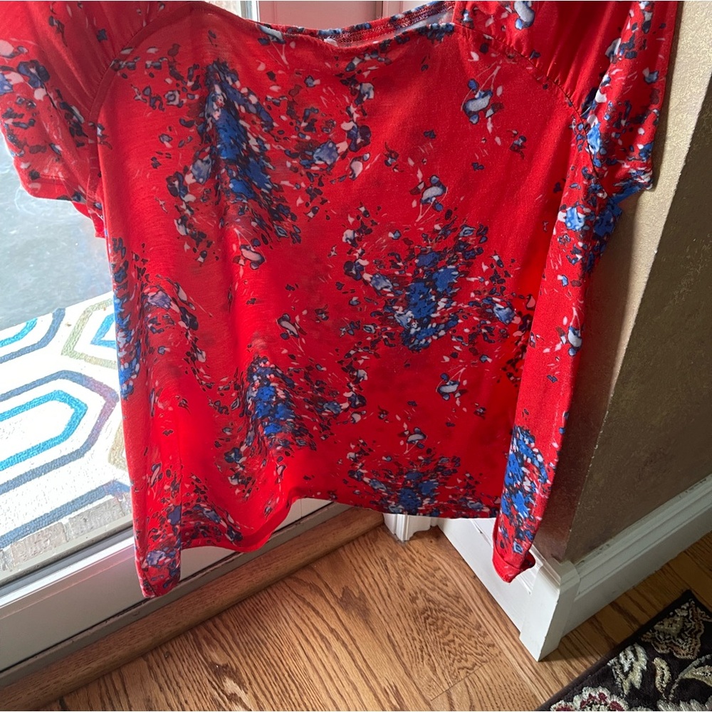 So cute this ladies summer top is great with blue, white or denim.
